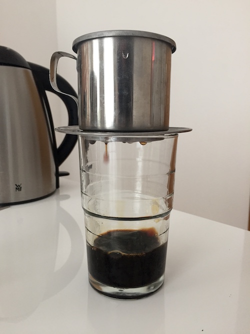 Kaffee fließt tröpfchenweise durch den Filter