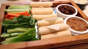 Vorbereitung Frühlingsrollen mit rohen Wan-Tan Blättern